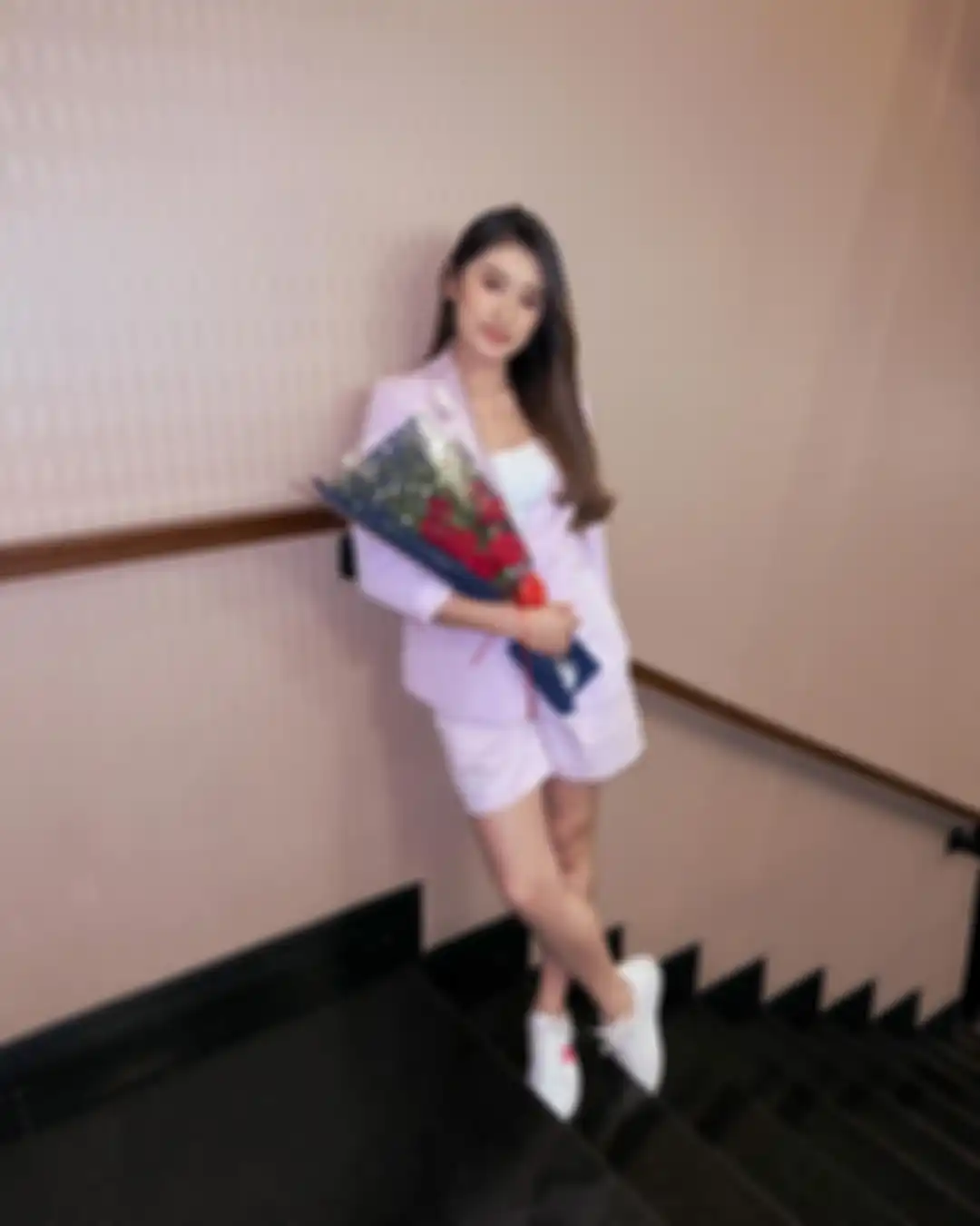 Gaya kasual Amanda Caesa pakai outfit ungu
