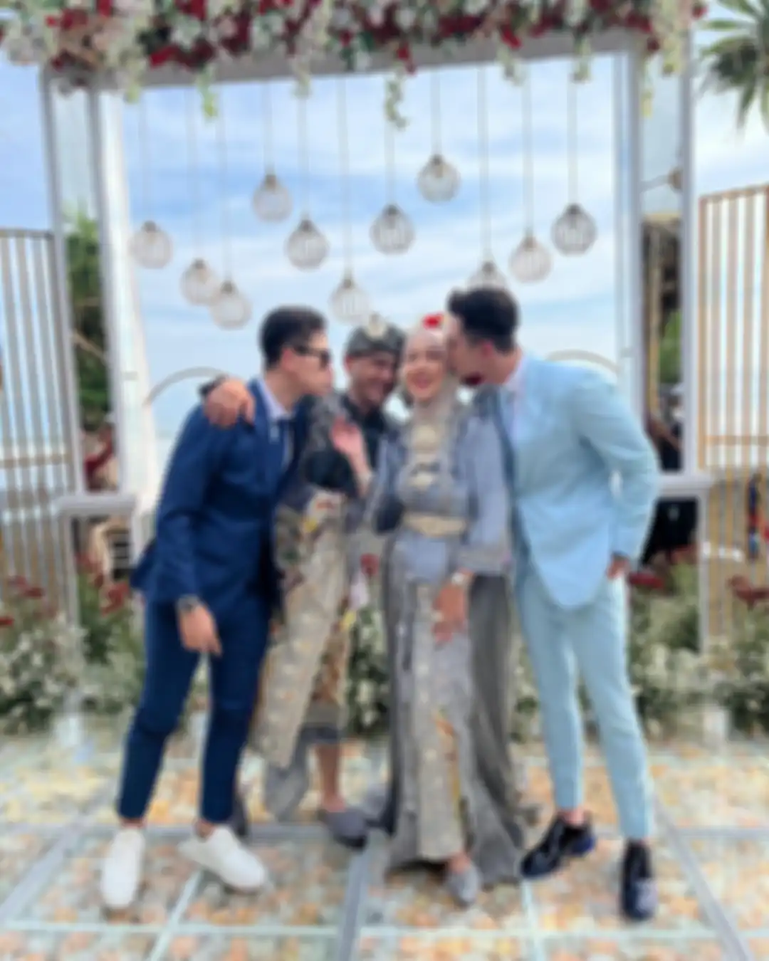 Foto akad nikah Ferry Irawan yang diunggah Verrell Bramasta menuai protes. Suami Venna Melinda terus ditagih utang mantan istri.