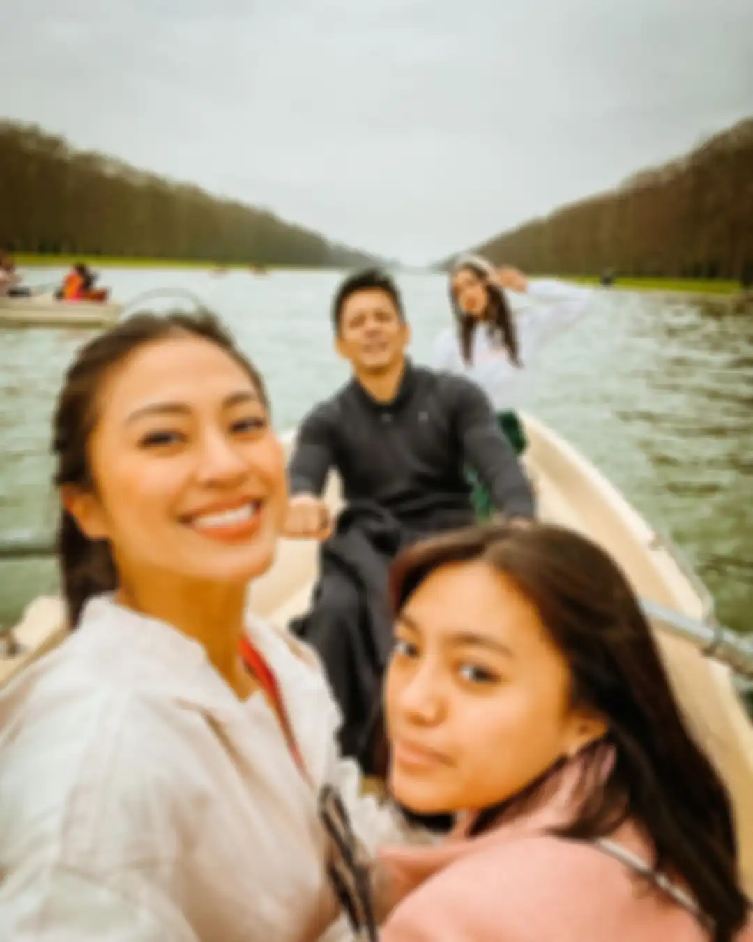 Alleia Anata terlihat makin akrab dengan mantan istri Kenang Mirdad, Tyna Kanna. Luna Maya malah tantang balik bertanya ke Ariel Noah.