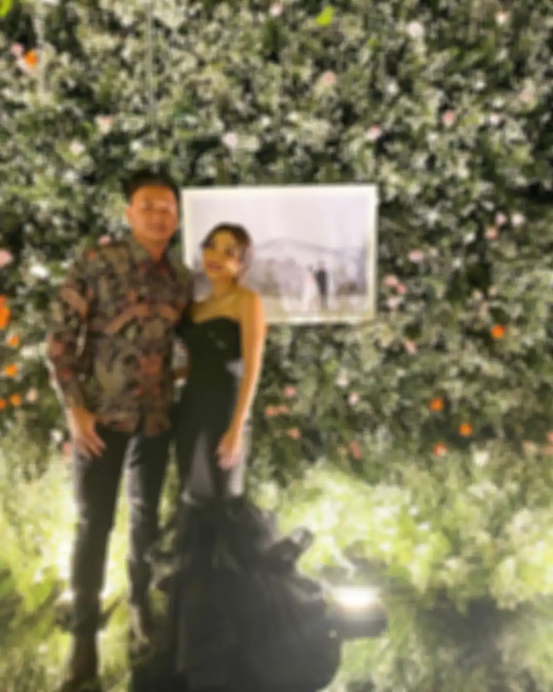 Wijin sempat menuliskan pesan cinta di foto mesra dengan sang mantan, Gisella Anastasia. Dia juga menumpahkan isi hatinya. 