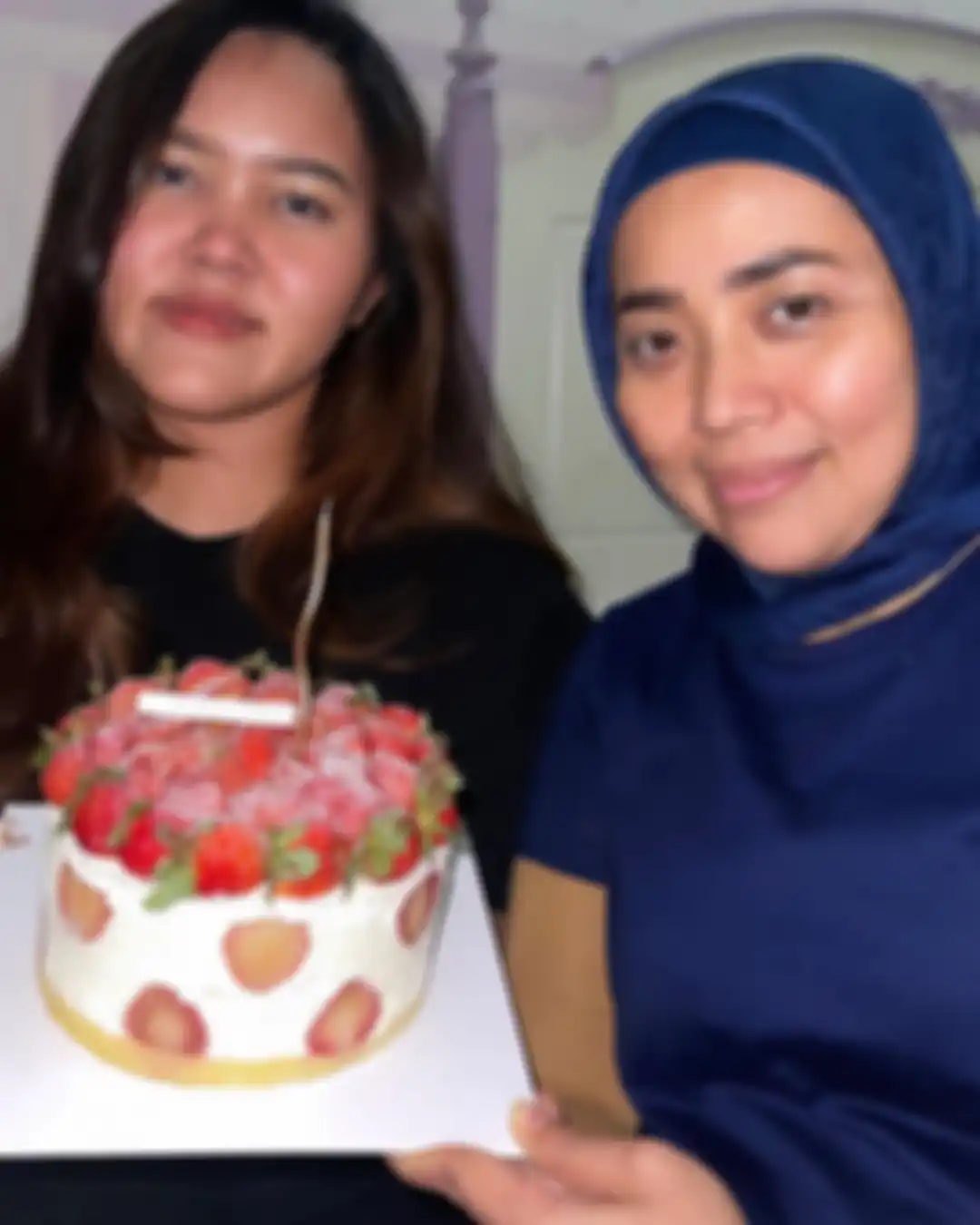 Muzdalifah mendapat sentilan dari netizen gegara auratnya terekspos. Foto mesranya dengan Fadel Islami jadi sorotan.