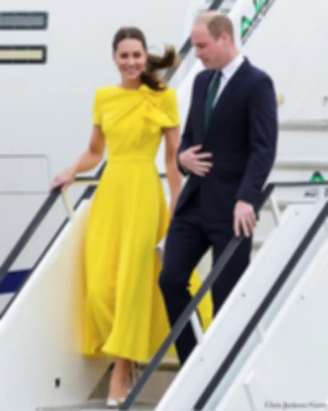 Penampilan Kate Middleton dengan dress kuning saat tiba di Jamaika