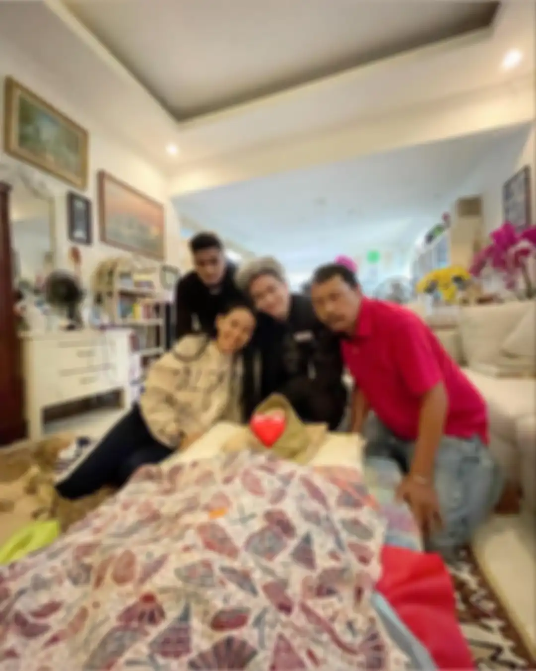 Kalina Oktarani berduka. Dia telah kehilangan ibunda tercinta. Ternyata foto sang ibunda menggendong Azka Corbuzier curi perhatian.