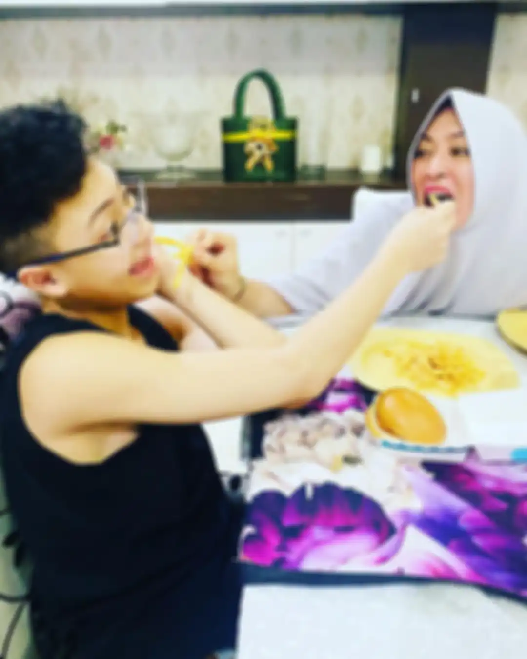 Angelina Sondakh menangis Keanu Massaid masih rikuh di dekatnya. Anak Adjie Massaid itu rindu pada sosok yang dekat dengan sang ayah.