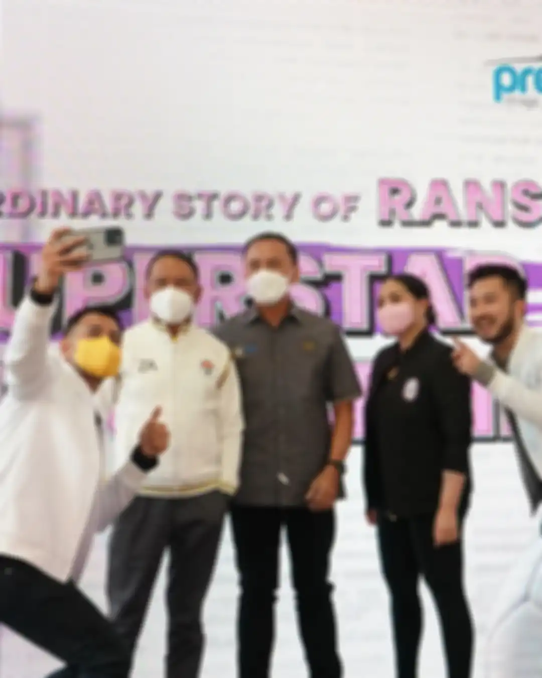 Gilang Juragan 99 rela jadi bahan ledekan Raffi Ahmad. Ternyata suami Shandy Purnamasari diajak bertemu superstar sepakbola dunia. 