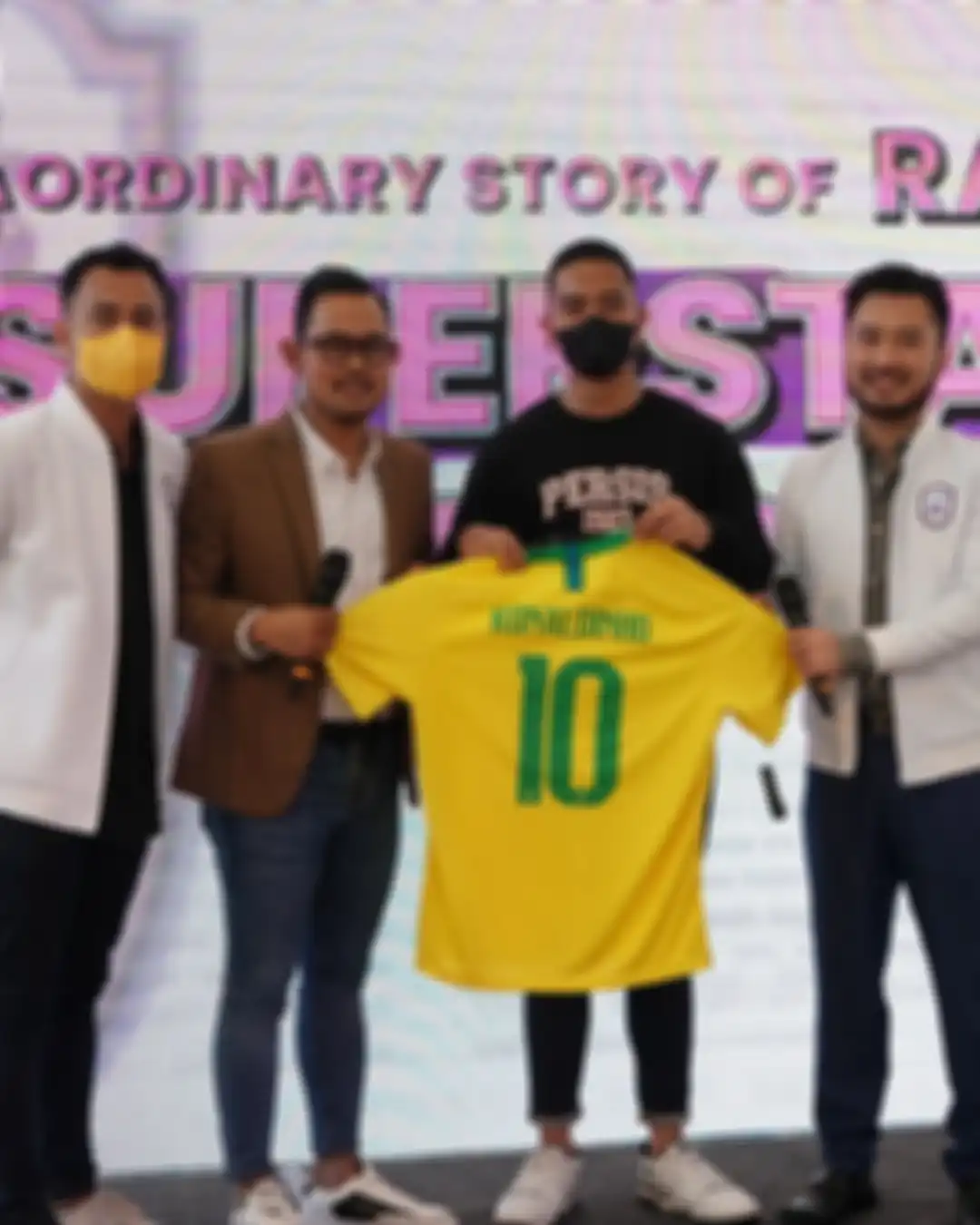 Gilang Juragan 99 rela jadi bahan ledekan Raffi Ahmad. Ternyata suami Shandy Purnamasari diajak bertemu superstar sepakbola dunia. 