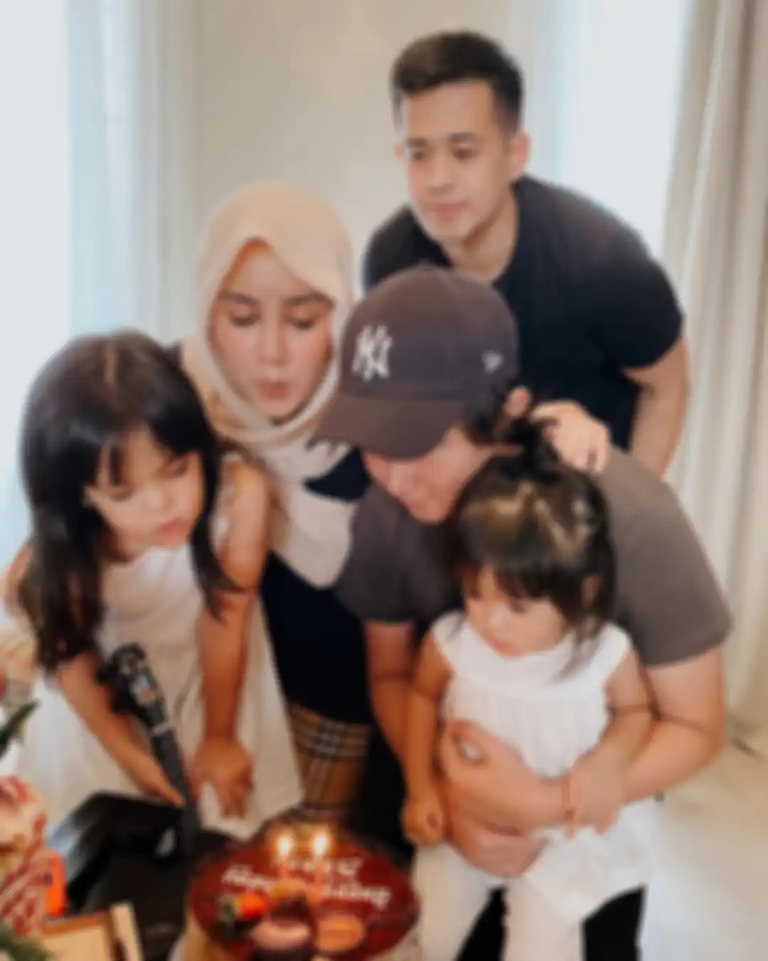 Olla Ramlan mengajak mertuanya untuk mengobati Ashanty. Hati istri Aufar Hutapea hancur melihat foto mertuanya bareng sang cucu.