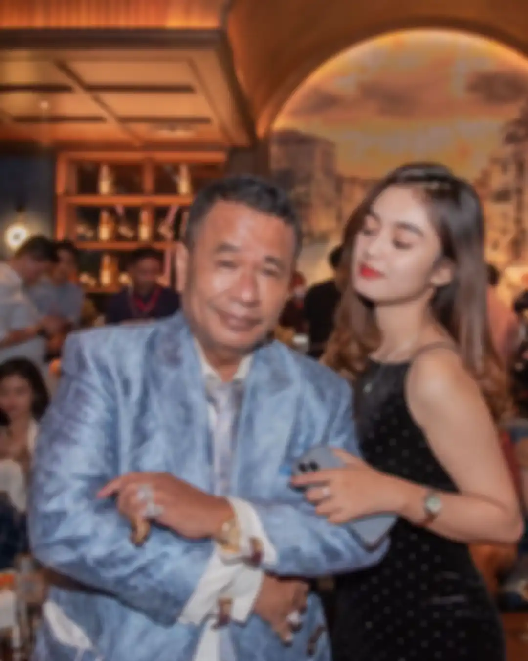 Pengacara Razman Arif Nasution resmi melaporkan pengacara kondang Hotman Paris Hutapea. Hotman Paris dilaporkan atas tuduhan penyebaran informasi bermuatan asusila yang diposting di akun Instagram. Razman mengungkapkan alasan ia dan rekan-rekan seprofesi melaporkan Hotman Paris ke polisi. Menurut Razman, postingan Hotman Paris di media sosial yang mengeksploitasi perempuan sudah meresahkan. "Yang mendorong saya itu salah satunya (terkait Richard Lee), tapi teman-teman saya tidak. Teman-teman saya murni, pure itu dasar karena tidak nyaman dengan prilaku seorang pengacara yang patut diduga melanggar etika," kata Razman di Polda Metro Jaya, Jakarta, Sabtu (2/4/2022). Untuk diketahui, postingan Hotman Paris bersama perempuan-perempuan seksi sebetulnya sudah lama. Namun, mengapa Razman dkk baru melapor sekarang? "Orang gerah sekarang. makin gerah dan fotonya makin menjadi jadi loh. Selama ini dia masih agak jaga jarak, belakangan sudah enggak benar," katanya. "Coba lihat, saya enggak usah ceritalah Bang Hotman, abang kan ketemu saya di Holywings di situ ada keluarga saya, di situ ada berapa org cewek? Saya di situ ada istri saya, caranya itu loh. Caranya, maksud saya apakah karena ada kaitannya? Tidak. Caranya itu tidak elegan menurut saya. Kalaupun mau begitu, enggak usahlah di situ, kan dia public figure apalagi kami lawyer katanya di situ melekat setiap hari, jadi saya melihat memang orang ini enggak fair cara kerjanya," paparnya. Laporan Razman dkk teregistrasi dengan nomor LP/1698/IV/2022/SPKT/Polda Metro Jaya, tanggal 2 April 2022. Pelapor dalam laporan tersebut adalah Bintomawi Sumurung Siregar. Dalam laporannya, pelapor melaporkan pemilik akun @hotmanparisofficial dengan tuduhan tindak pidana menyebarkan informasi dan dokumen elektronik yang bermuatan asusila sesuai Pasal 27 ayat (1) juncto Pasal 45 ayat (1) UU RI Nomor 19 Tahun 2016 tentang ITE.