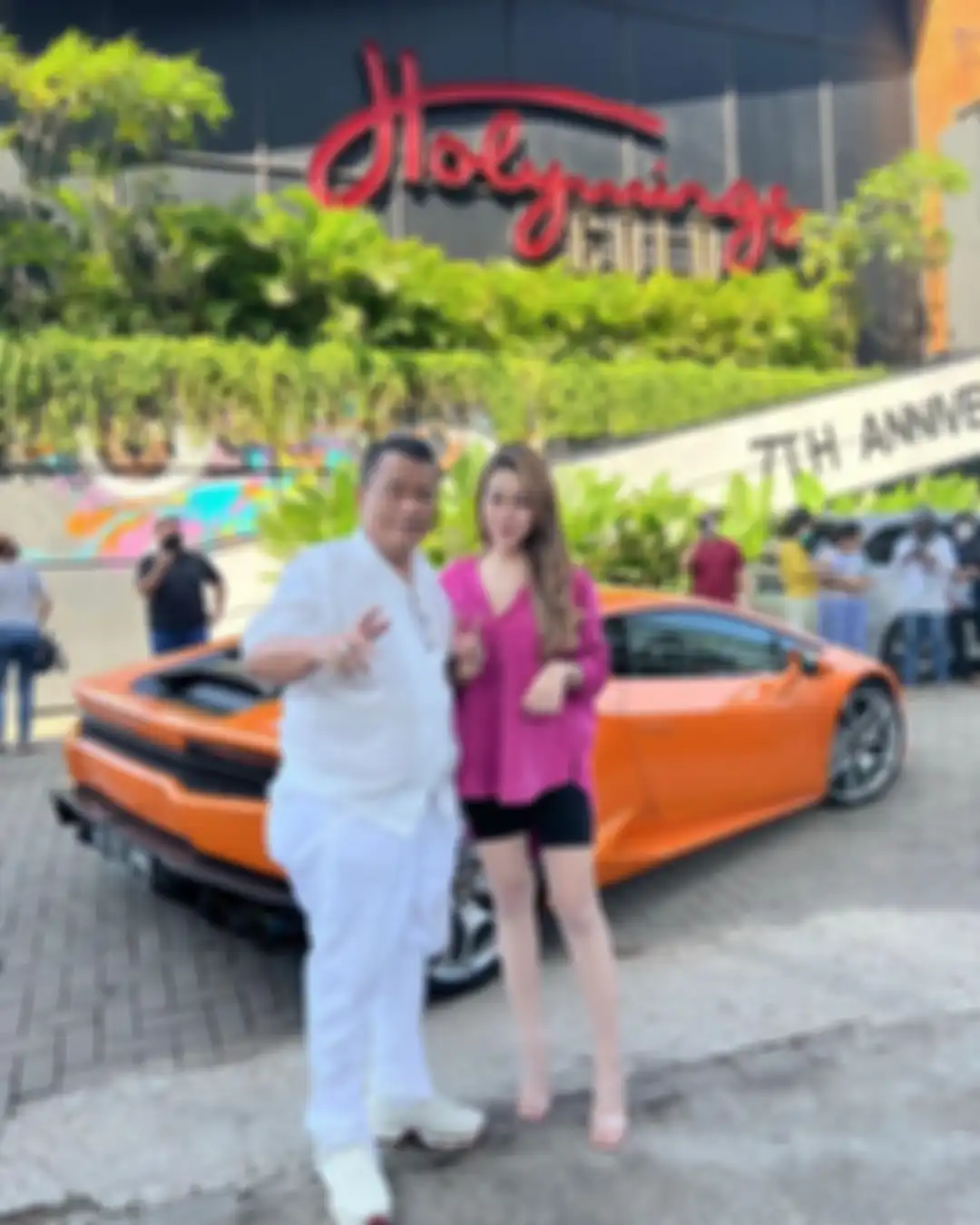 Pengacara Razman Arif Nasution resmi melaporkan pengacara kondang Hotman Paris Hutapea. Hotman Paris dilaporkan atas tuduhan penyebaran informasi bermuatan asusila yang diposting di akun Instagram. Razman mengungkapkan alasan ia dan rekan-rekan seprofesi melaporkan Hotman Paris ke polisi. Menurut Razman, postingan Hotman Paris di media sosial yang mengeksploitasi perempuan sudah meresahkan. "Yang mendorong saya itu salah satunya (terkait Richard Lee), tapi teman-teman saya tidak. Teman-teman saya murni, pure itu dasar karena tidak nyaman dengan prilaku seorang pengacara yang patut diduga melanggar etika," kata Razman di Polda Metro Jaya, Jakarta, Sabtu (2/4/2022). Untuk diketahui, postingan Hotman Paris bersama perempuan-perempuan seksi sebetulnya sudah lama. Namun, mengapa Razman dkk baru melapor sekarang? "Orang gerah sekarang. makin gerah dan fotonya makin menjadi jadi loh. Selama ini dia masih agak jaga jarak, belakangan sudah enggak benar," katanya. "Coba lihat, saya enggak usah ceritalah Bang Hotman, abang kan ketemu saya di Holywings di situ ada keluarga saya, di situ ada berapa org cewek? Saya di situ ada istri saya, caranya itu loh. Caranya, maksud saya apakah karena ada kaitannya? Tidak. Caranya itu tidak elegan menurut saya. Kalaupun mau begitu, enggak usahlah di situ, kan dia public figure apalagi kami lawyer katanya di situ melekat setiap hari, jadi saya melihat memang orang ini enggak fair cara kerjanya," paparnya. Laporan Razman dkk teregistrasi dengan nomor LP/1698/IV/2022/SPKT/Polda Metro Jaya, tanggal 2 April 2022. Pelapor dalam laporan tersebut adalah Bintomawi Sumurung Siregar. Dalam laporannya, pelapor melaporkan pemilik akun @hotmanparisofficial dengan tuduhan tindak pidana menyebarkan informasi dan dokumen elektronik yang bermuatan asusila sesuai Pasal 27 ayat (1) juncto Pasal 45 ayat (1) UU RI Nomor 19 Tahun 2016 tentang ITE.