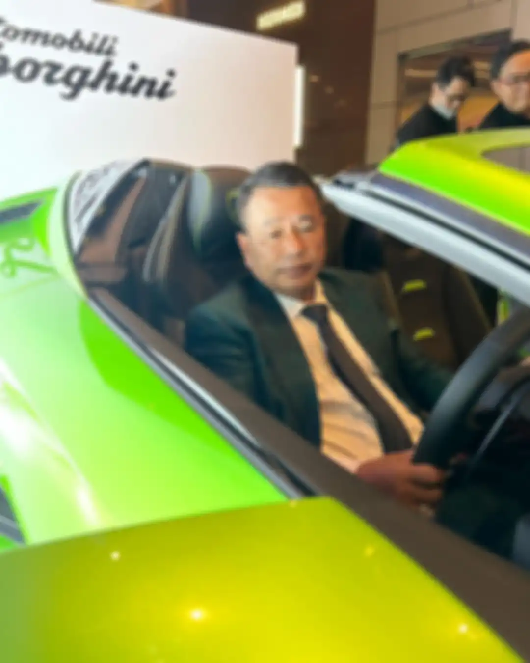 Razman Arif Nasution resmi melaporkan pengacara kondang Hotman Paris Hutapea. Hotman Paris dilaporkan atas tuduhan penyebaran informasi bermuatan asusila yang diposting di akun Instagram. "Yang mendorong saya itu salah satunya (terkait Richard Lee), tapi teman-teman saya tidak. Teman-teman saya murni, pure, itu dasar karena tidak nyaman dengan prilaku seorang pengacara yang patut diduga melanggar etika," kata Razman di Polda Metro Jaya, Jakarta, Sabtu (2/4). Untuk diketahui, postingan Hotman Paris bersama perempuan-perempuan seksi sebetulnya sudah lama. Namun mengapa Razman dkk baru melapor sekarang? "Orang gerah sekarang. Makin gerah dan fotonya makin menjadi-jadi loh. Selama ini dia masih agak jaga jarak, belakangan sudah nggak benar," katanya. "Coba lihat, saya nggak usah ceritalah Bang Hotman, Abang kan ketemu saya di Holywings, di situ ada keluarga saya, di situ ada berapa orang cewek? Saya di situ ada istri saya, caranya itu loh. Caranya, maksud saya, apakah karena ada kaitannya? Tidak. Caranya itu tidak elegan menurut saya. Kalaupun mau begitu, nggak usahlah di situ, kan dia public figure, apalagi kami lawyer katanya di situ melekat setiap hari. Jadi saya melihat memang orang ini nggak fair cara kerjanya," paparnya. Laporan Razman dkk teregistrasi dengan nomor LP/1698/IV/2022/SPKT/Polda Metro Jaya, tanggal 2 April 2022. Pelapor dalam laporan tersebut adalah Bintomawi Sumurung Siregar. Dalam laporannya, pelapor melaporkan pemilik akun @hotmanparisofficial dengan tuduhan tindak pidana menyebarkan informasi dan dokumen elektronik yang bermuatan asusila sesuai Pasal 27 ayat (1) juncto Pasal 45 ayat (1) UU RI Nomor 19 Tahun 2016 tentang ITE.