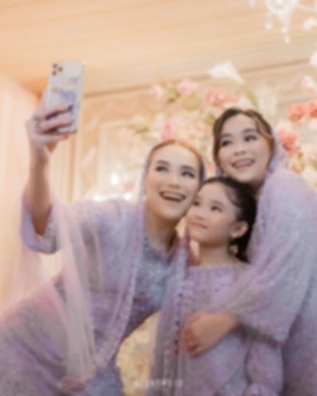 Anak Ayu Ting Ting Bilqis membuat netizen heboh. Penampilan terkininya menjadi sorotan. Netizen ungkit aib sosok ini di foto Bilqis. 