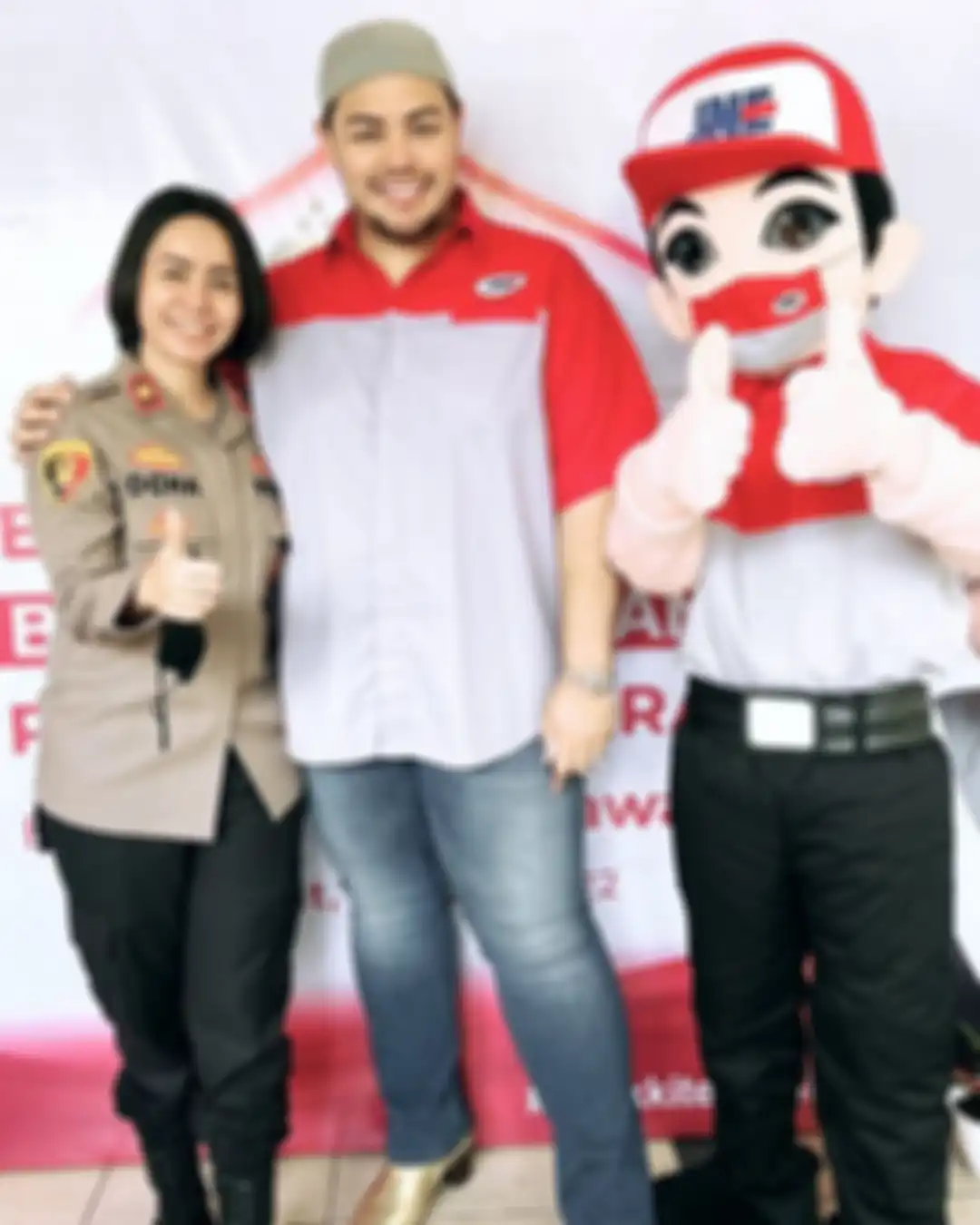 Ivan Gunawan sudah pamer foto bareng peserta vaksi booster. Ini alasan polisi maklumi sang desainer tak bis akembalikan Rp 168 juta.
