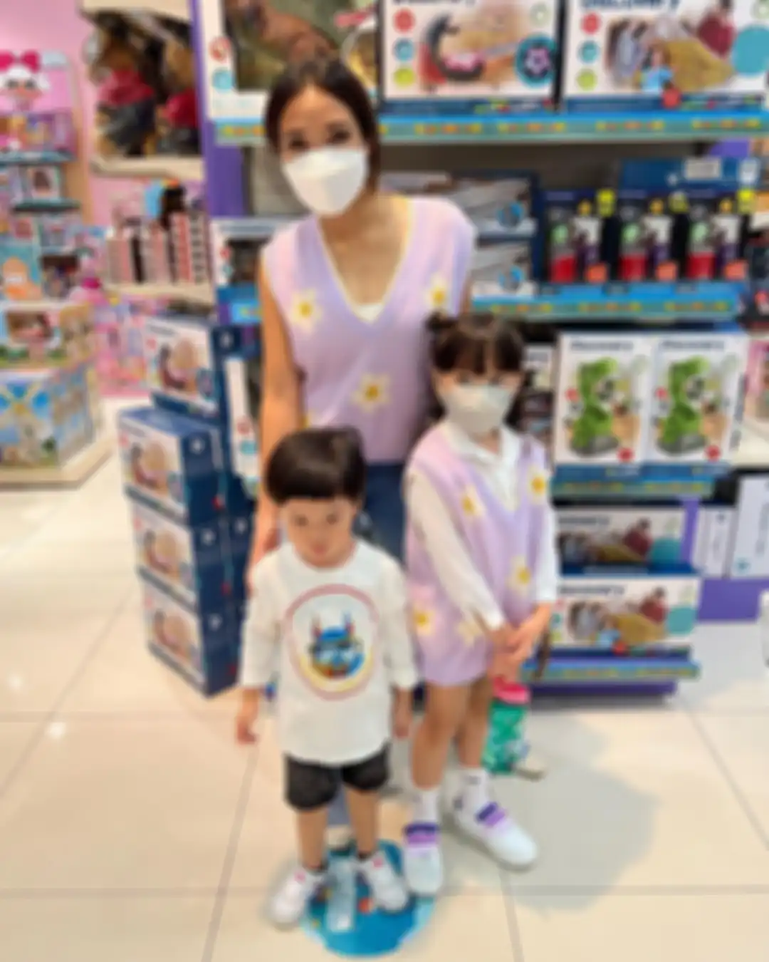 Gempi senang difoto. Kali ini, anak Sammy Simorangkir membuat foto anak Gading Marten. Gisel bongkar alasan cerai dari papa Gempi. 