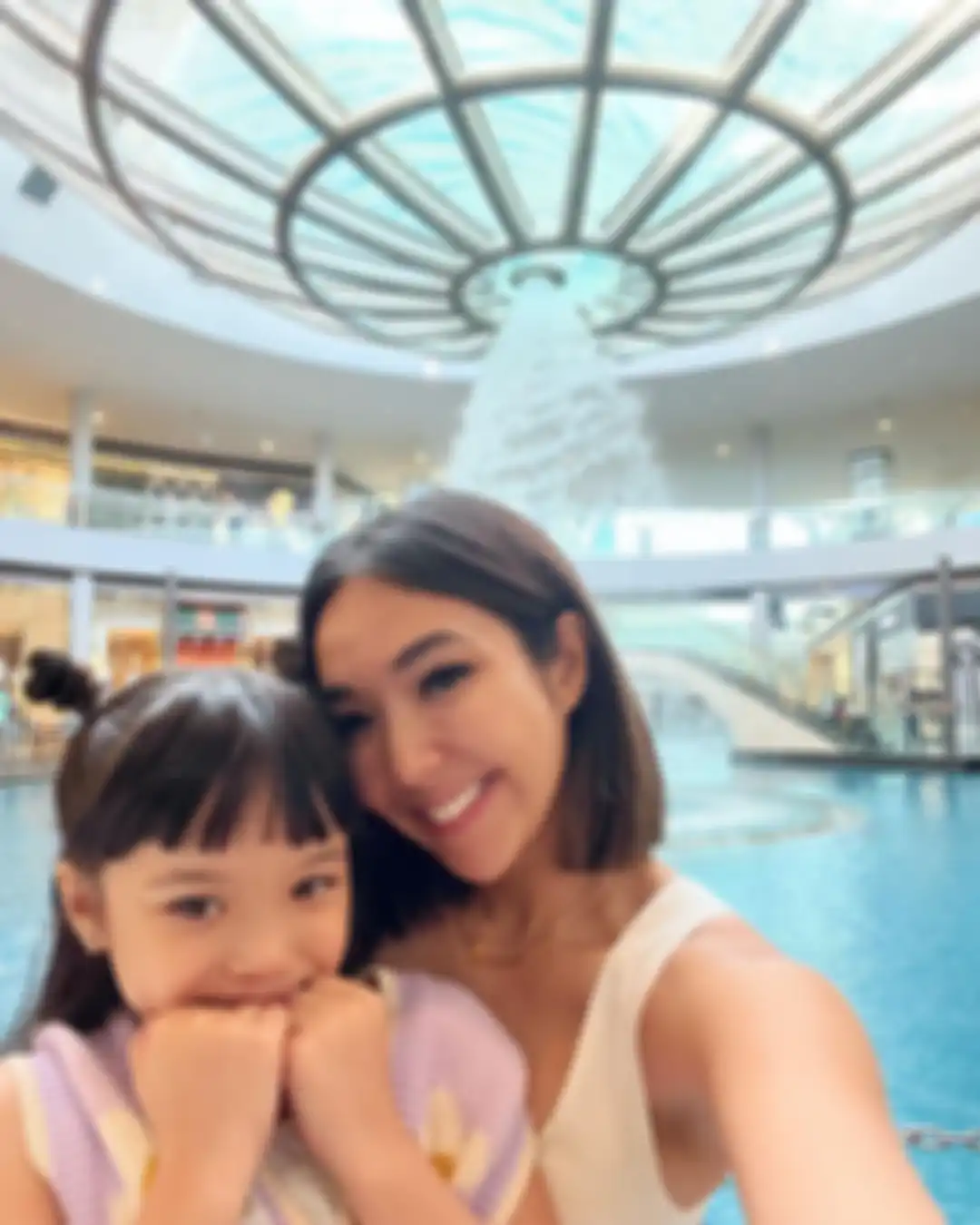 Gisel yang mengajak Gempi liburan di Singapura sempat gempas melihat tingkah laku baby Ameena. Ini foto gempi bareng anak Atta Halintar. 