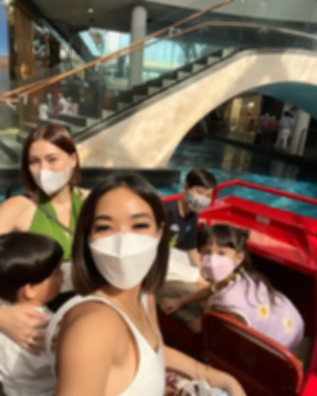 Gisel yang mengajak Gempi liburan di Singapura sempat gempas melihat tingkah laku baby Ameena. Ini foto gempi bareng anak Atta Halintar. 