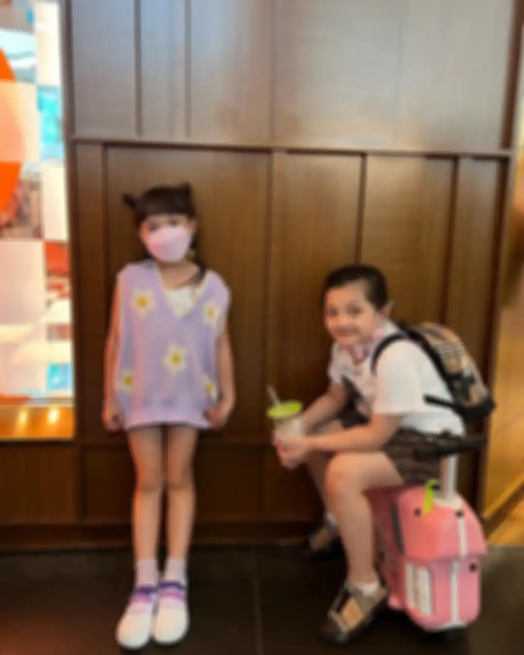 Gisel yang mengajak Gempi liburan di Singapura sempat gempas melihat tingkah laku baby Ameena. Ini foto gempi bareng anak Atta Halintar. 