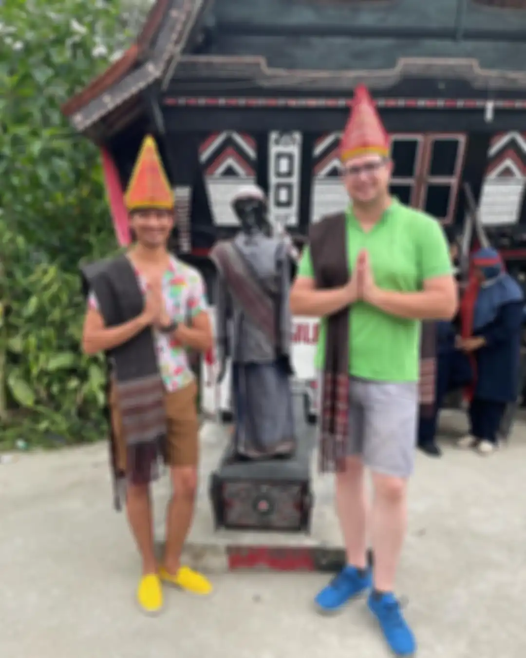 Ragil Mahardika pria gay yang tinggal Jerman bikin Deddy Corbuzier dihujat. Ragil ternyata masih tetap peluk agama ini. Fotonya jadi bukti.