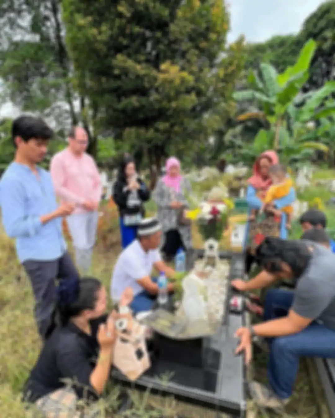 Ragil Mahardika pria gay yang tinggal Jerman bikin Deddy Corbuzier dihujat. Ragil ternyata masih tetap peluk agama ini. Fotonya jadi bukti.