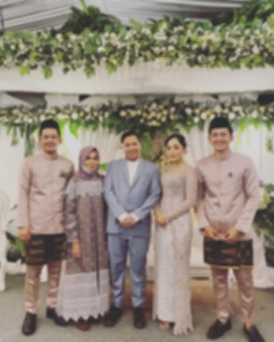 Indra Bruggman ikut hancur melihat foto permintaan terakhir sosok tercinta, ibunda Kiki Farrel, yang juga dikenal sebagai sahabatnya.