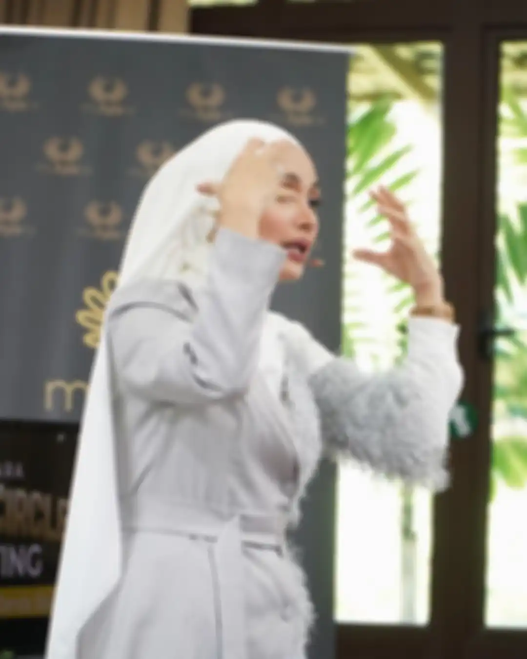 Tya Arifin mantan bintang sinetron Preman Pensiun dihujat gegara gaya hijabnya mirip biarawati. Foto terkininya jadi sorotan. 