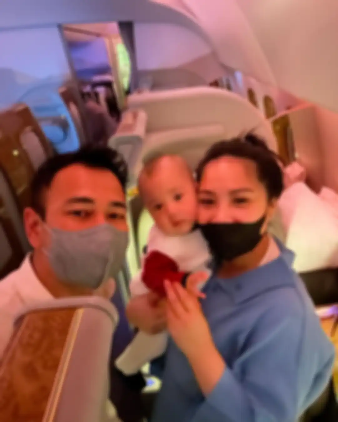 Nagita Slavina sudah terlihat menemani raffi Ahmad liburan di Italia. Dia tampak ogah emosi hadapi isu suaminya selingkuh dengan Mimi Bayuh.