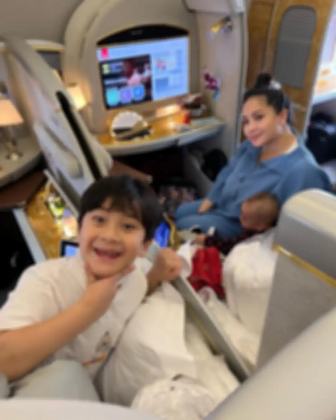 Lala pengasuh Rafathar melontarkan sindiran menohok di akun TikTok miliknya. Setelah heboh, Lala langsung angkat kaki dari Istana Andara. 