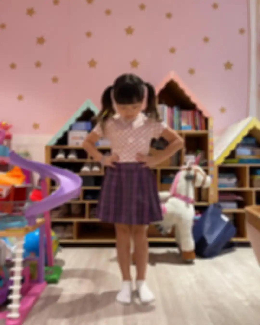 Gempi tampak gundah saat melihat hasil foto dirinya sendiri. Anak Gading Marten ini makin bikin Gisel Kerepotan mengurusnya. 