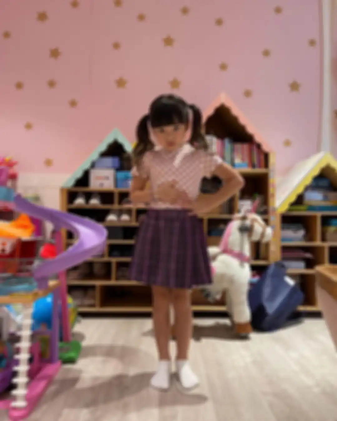 Gempi tampak gundah saat melihat hasil foto dirinya sendiri. Anak Gading Marten ini makin bikin Gisel Kerepotan mengurusnya. 