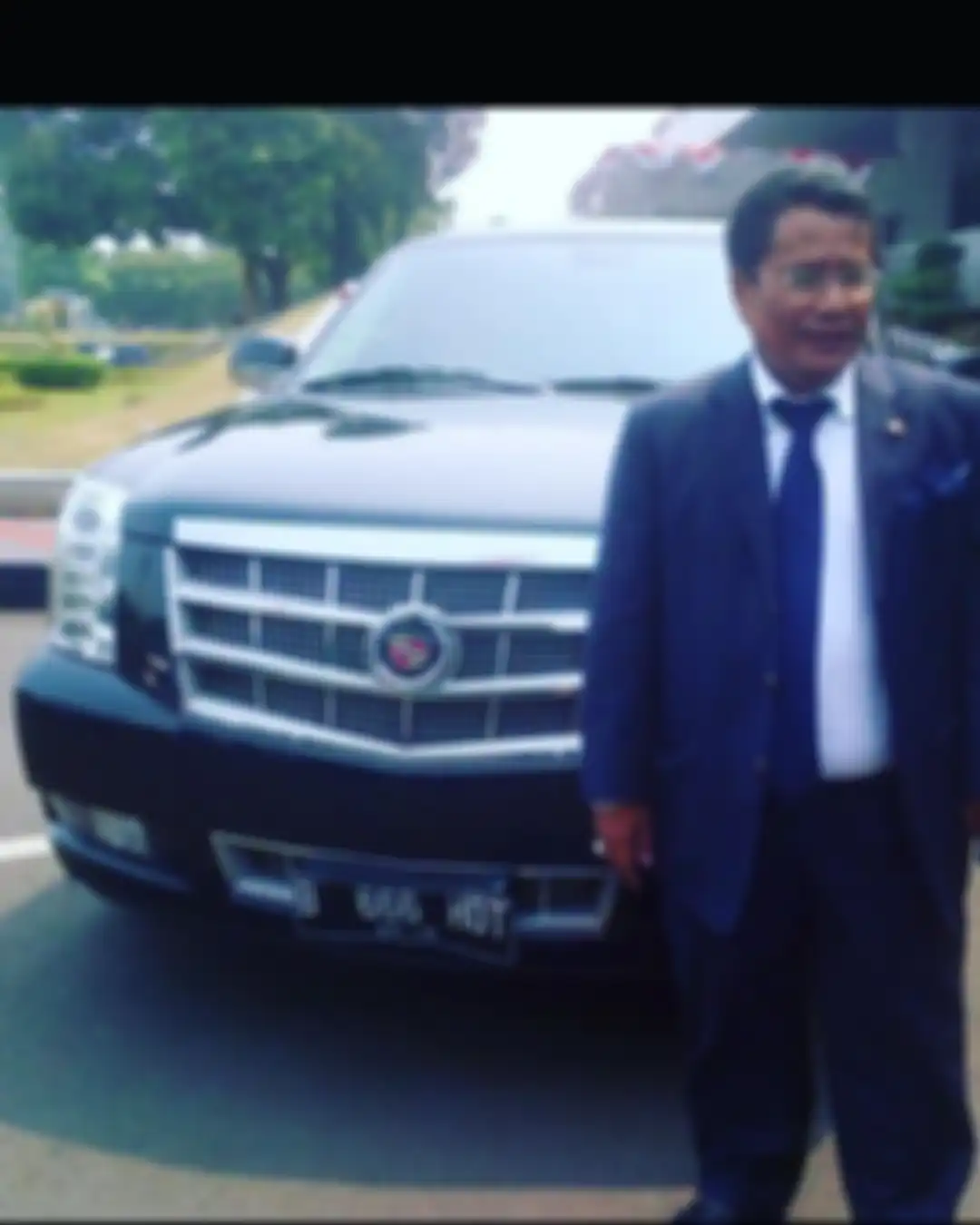 Pengacara Sunan Kalijaga menyindir Hotman Paris pakai foto mobil mewah. Dia murka Razman Nasution dilarang masuk Kopi Johny.