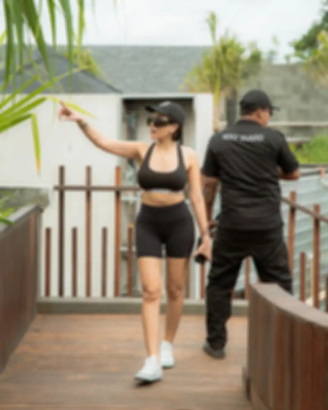 Respons Nikita Mirzani jadi sorotan usai ditanya bisnisnya rusak gegara direktur kreatif Holywings. Foto musuhnya disenggol.