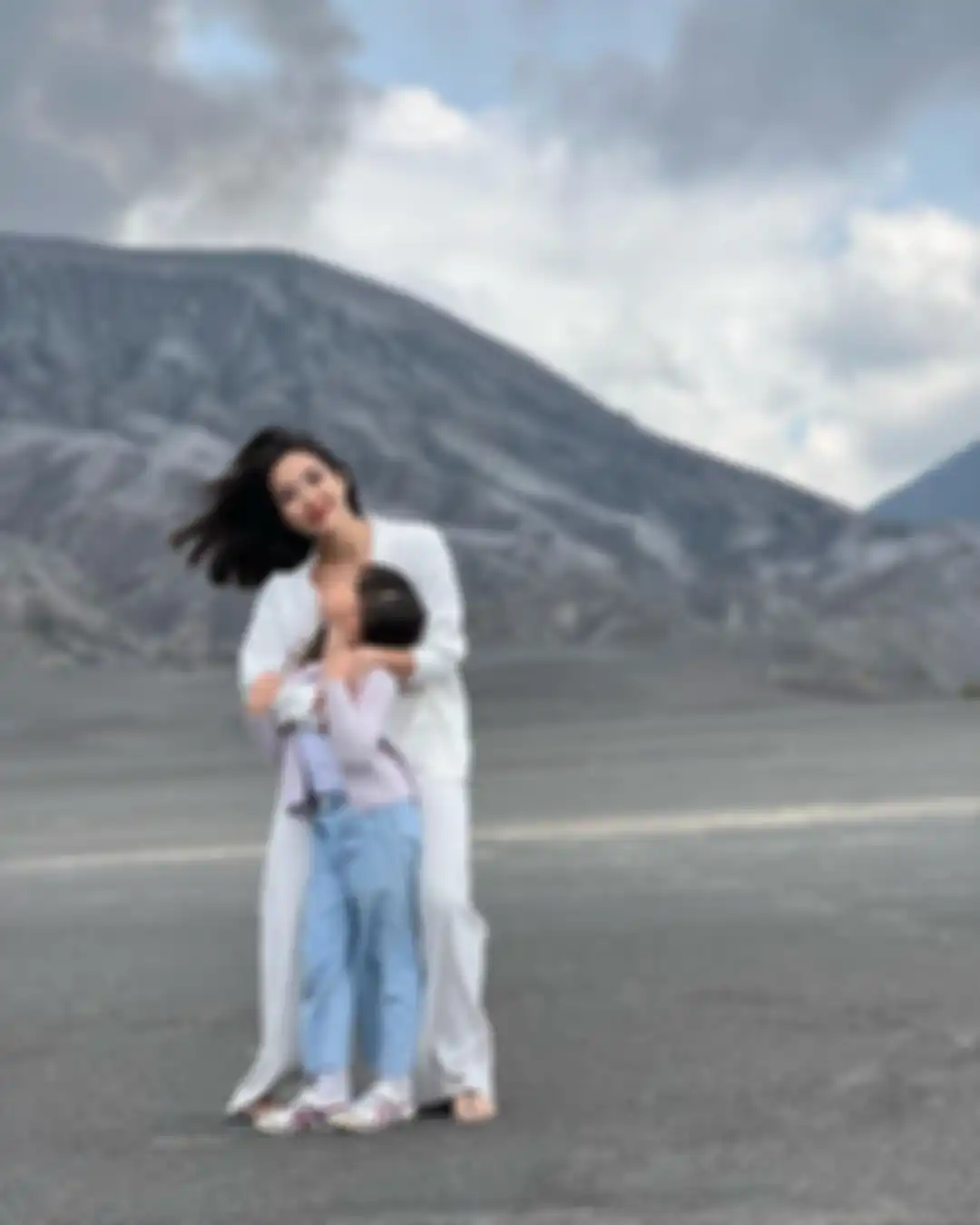 Gisel main bareng Gempi di atas Pasir Berbisik Gunung Bromo. Ternyata Gading Marten beri respons begini. 
