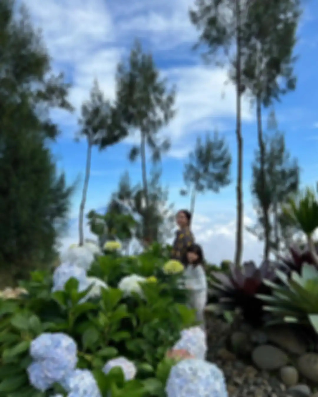 Gisel yang mengunggah foto Gempi berpose di taman bunga bikin penasaran netizen. Sayangnya, tak ada keterangan lokasinya. 
