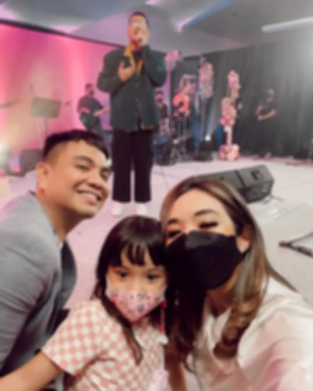 Gempi tampak malu-malu foto bareng idolanya, Kaleb J. Namun, Gisel justru kesal dengan Instagram. Postingan Gempi sempat hilang.