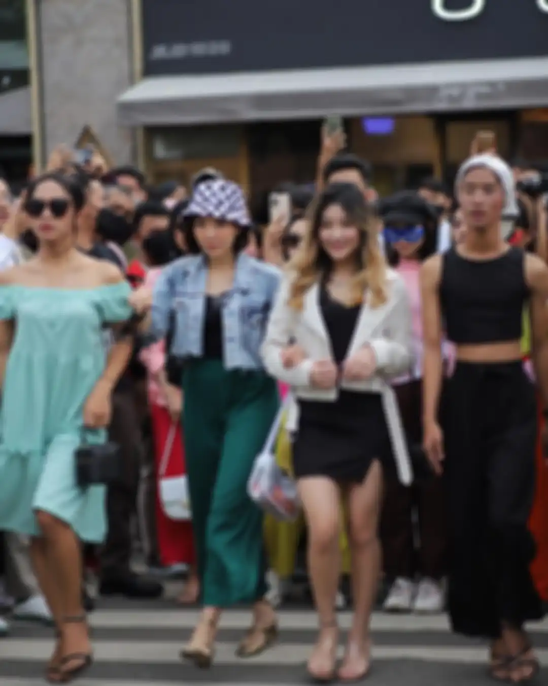 Gisel malah dibilang mirip Jeje dalam kondisi begini. Ibunda gempi sempat mengelus-elus Bonge di Citayam Fashion Week. 