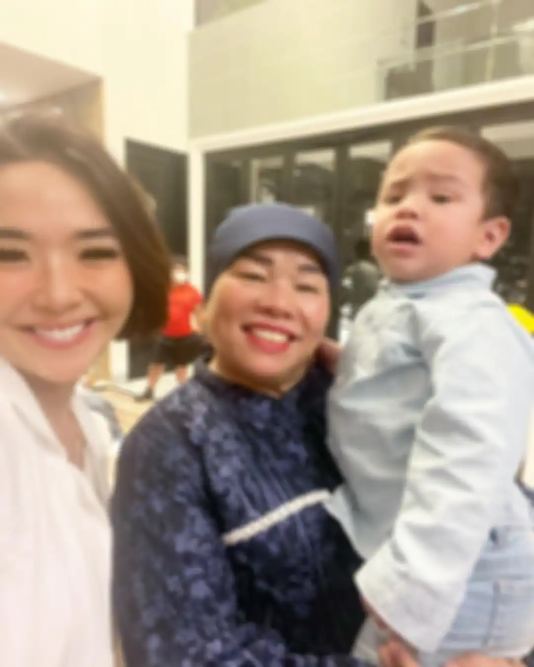 Gisel mau repot datangi pemilik pesta lantaran sudah dibbantu urus kasus video 19 detik dengan Nobu. Foto ibunda Gempi abreng Fuji bikin salfok.