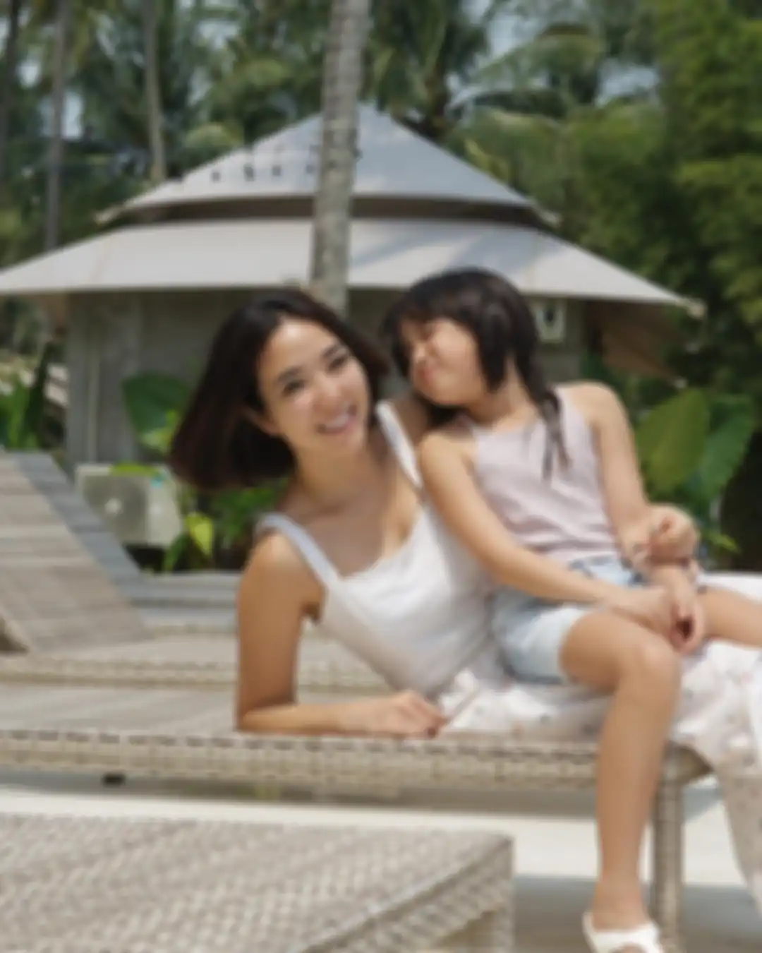 Bibir Gisel yang nyaris kena cium jadi sorotan netizen. Posisi Gempi bikin iri. Foto liburan sang artis disorot netizen.
