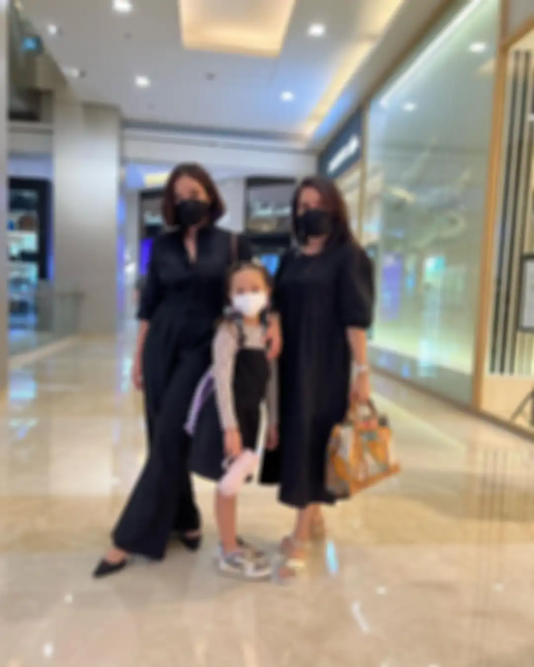 Begini hasil foto Gisel jalan-jalan yang dipotret Gempi. Bikin gemas netizen sebab anak Gading Marten makin tambah besar.