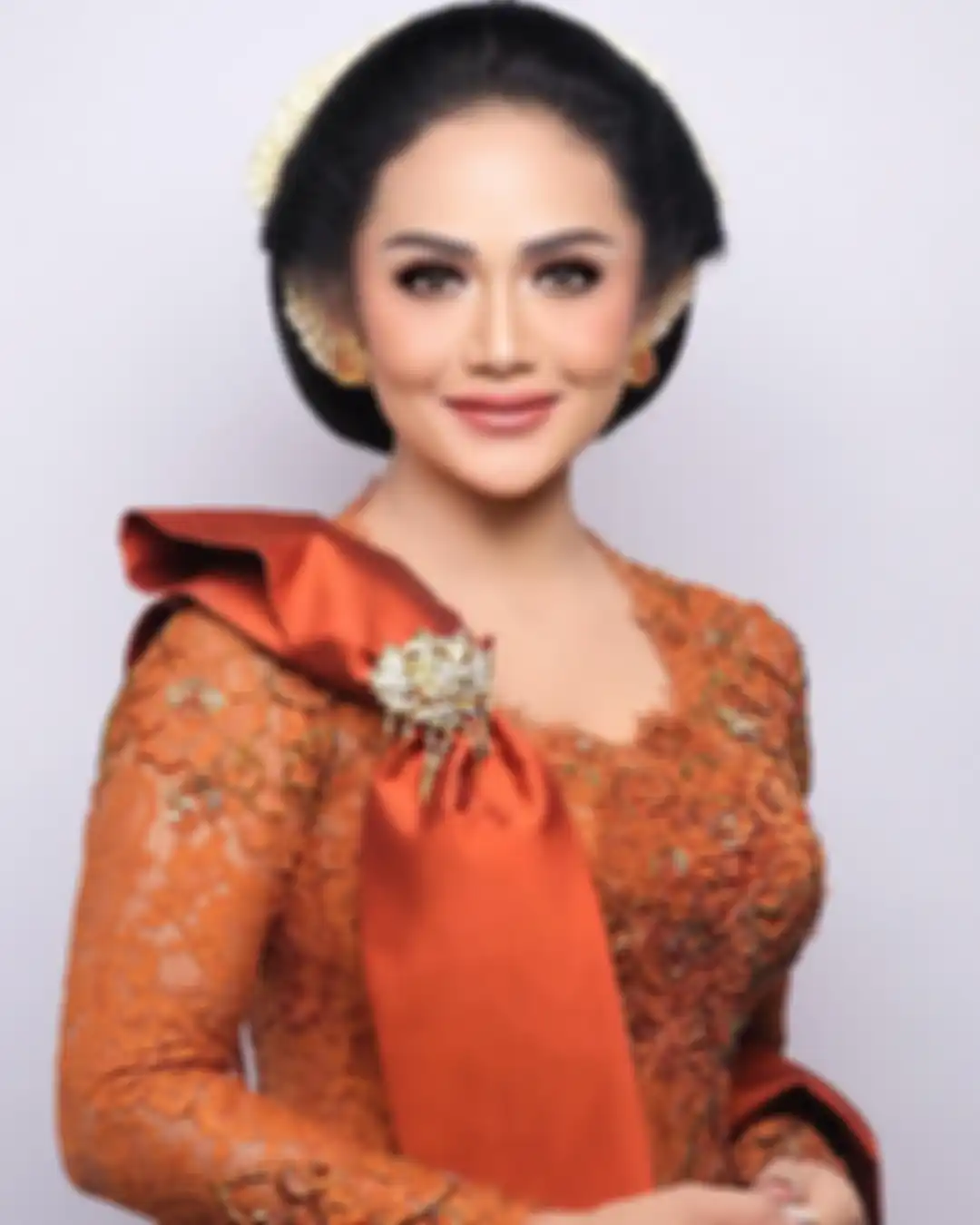 Penampilan Krisdayanti dalam Tedak Siten Ameena Atta.