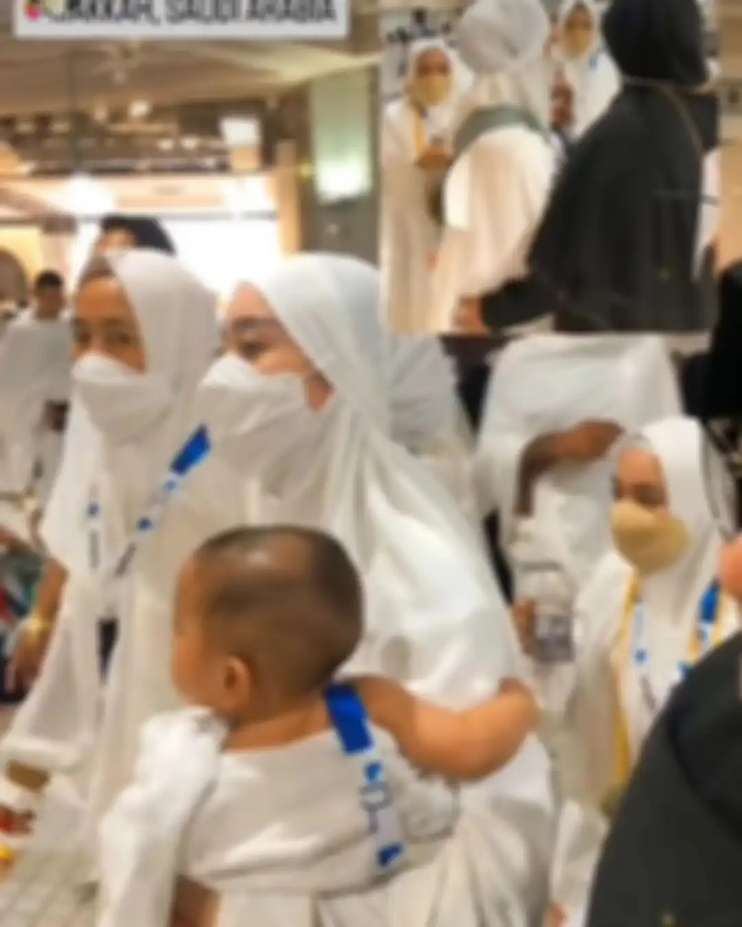 Foto Lesti Kejora saat umroh sambil menggendong Baby L
