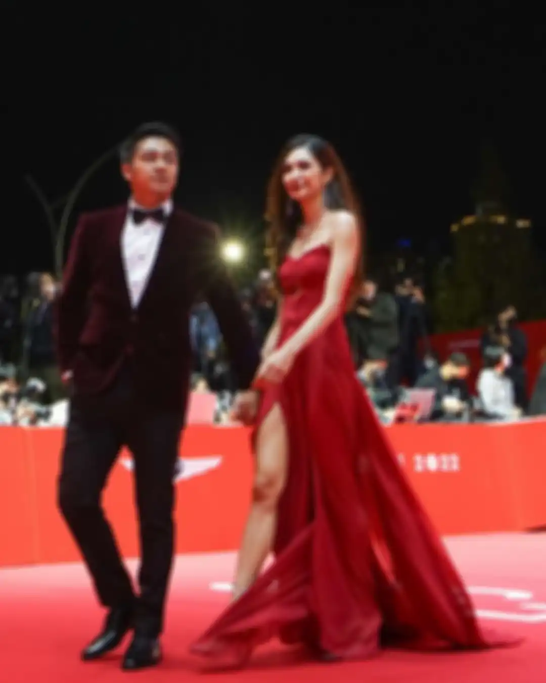 Penampilan menawan Mikha Tambayong dan Deva Mahenra di red carpet dan opening ceremony BIFF 2022