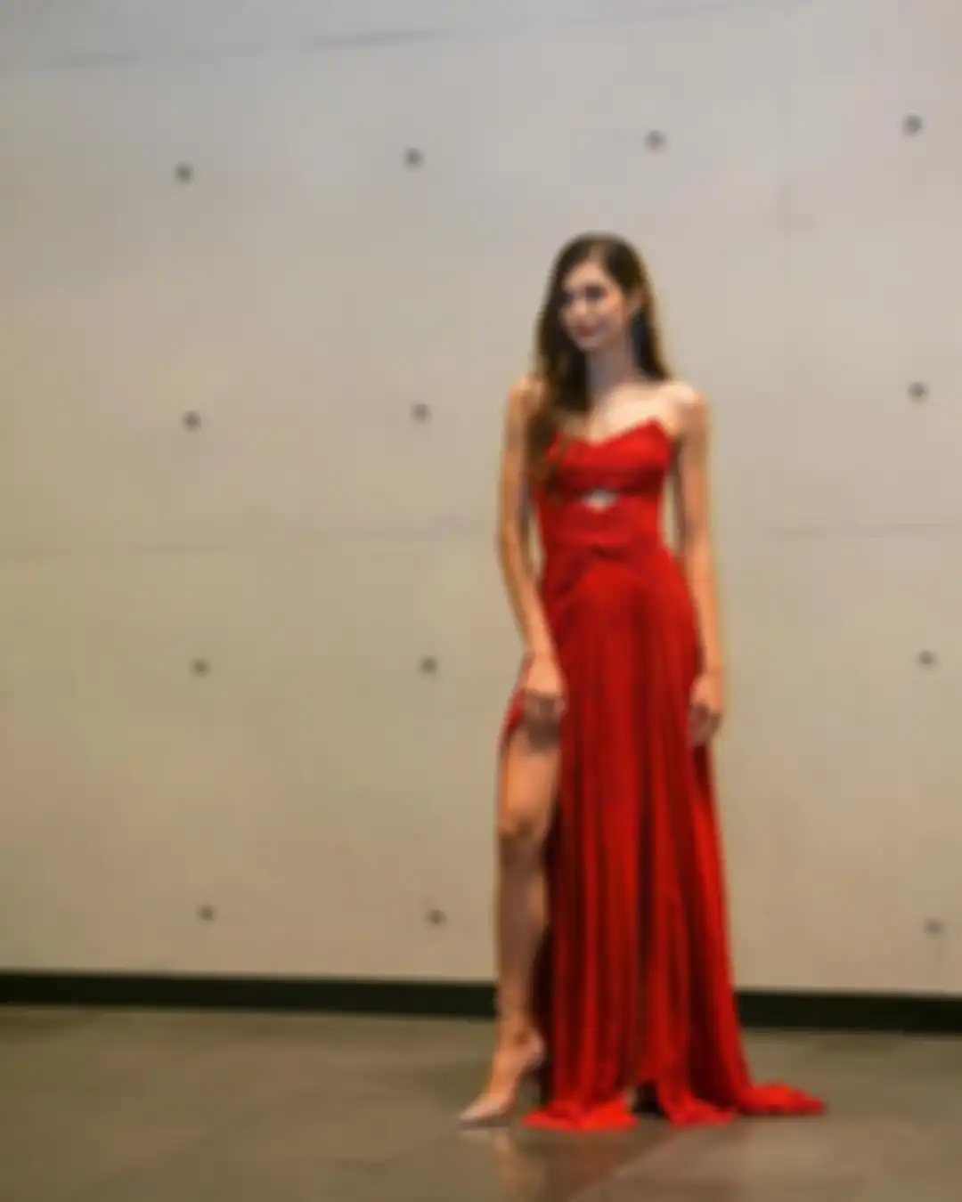 Dress merah Mikha Tambayong di BIFF 2022 rancangan Jeffry Tan