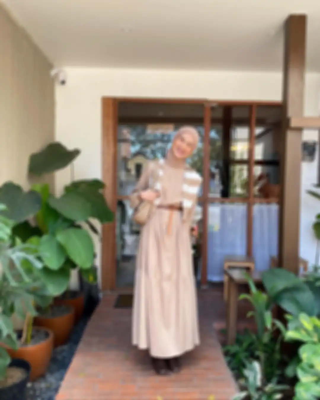 Ide Outfit Earth Tone untuk Nongkrong di Coffee Shop ala Inas Rana
