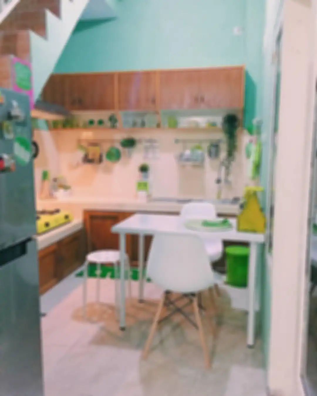 Inilah cara desain dapur mungil dibawah tangga menurut aturan feng shui. Lengkap dengan foto contohnya. 