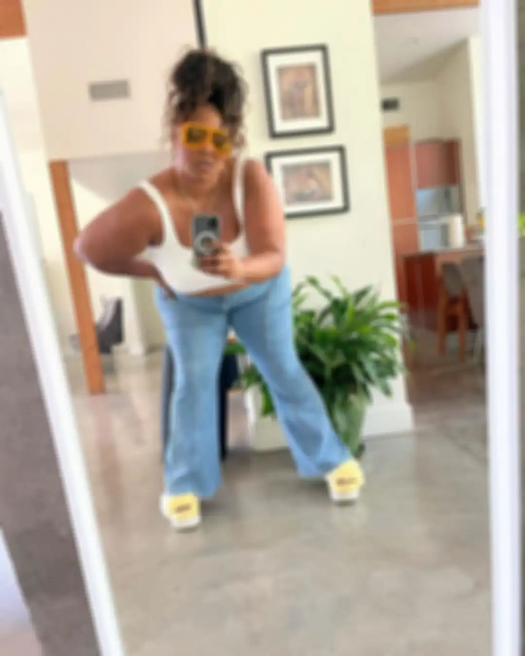 Inilah 15 cara foto selfie di kaca cermin yang dijamin banjir likes. Rupanya pose ala Megan Fox yang paling mudah ditiru.