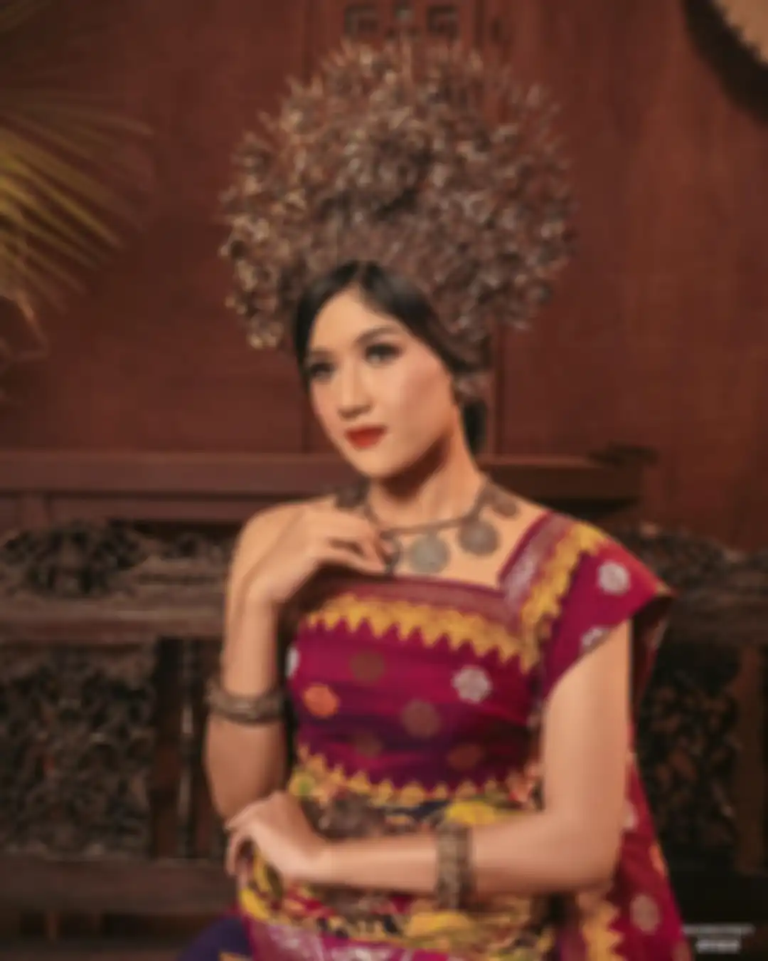 Detail makeup dan aksesoris yang dikenakan Erina Gudono dalam foto prewedding-nya. 