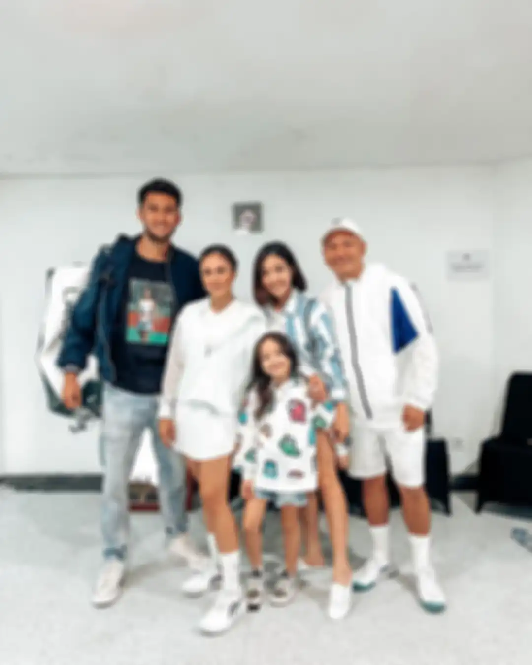 Gisel tampak bahagia menonton aksi Gading Marten di Tiba Tiba Tenis Vindes Sport. Foto Gempi bareng Nagita Slavina picu komentar.