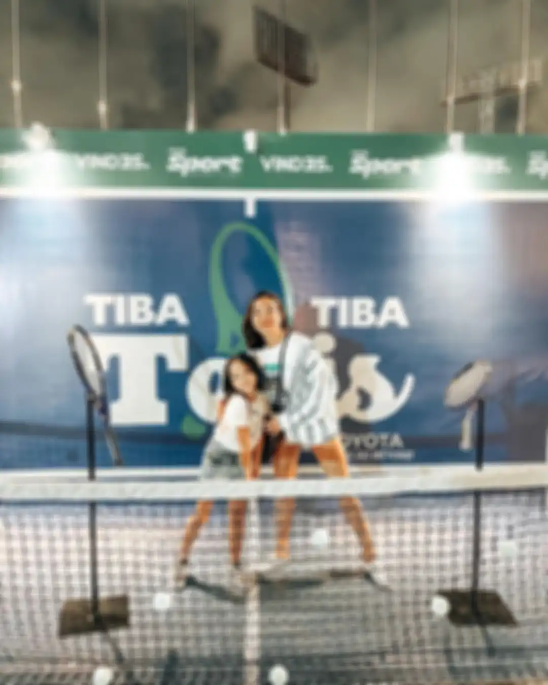 Gisel tampak bahagia menonton aksi Gading Marten di Tiba Tiba Tenis Vindes Sport. Foto Gempi bareng Nagita Slavina picu komentar.