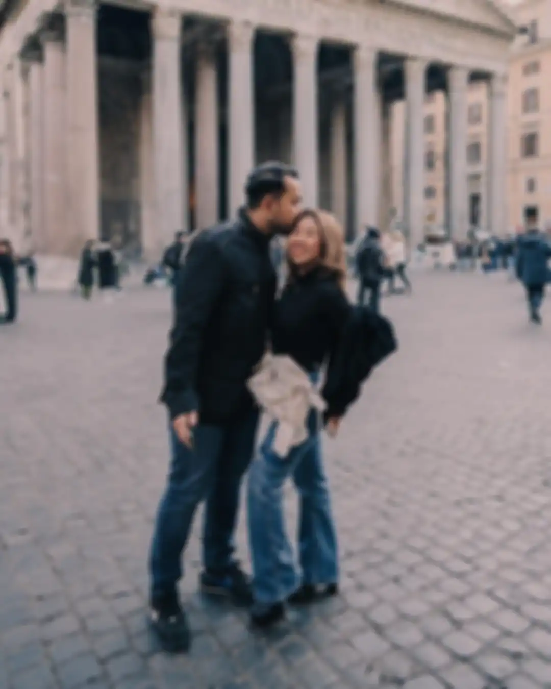 Potret Kiky Saputri dan sang suami saat honeymoon di Italia.