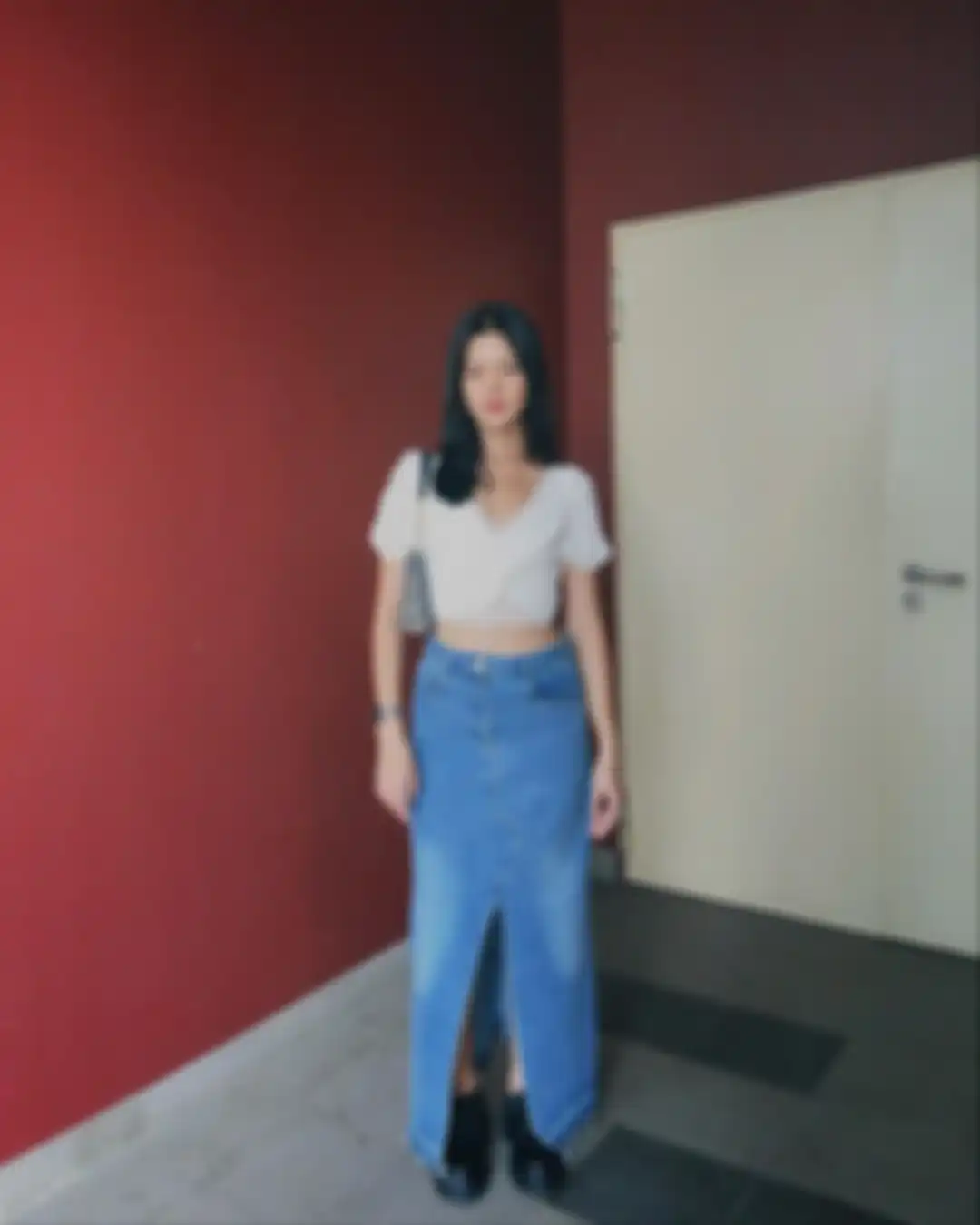Ide outfit jalan pakai rok panjang denim yang lagi ngetren