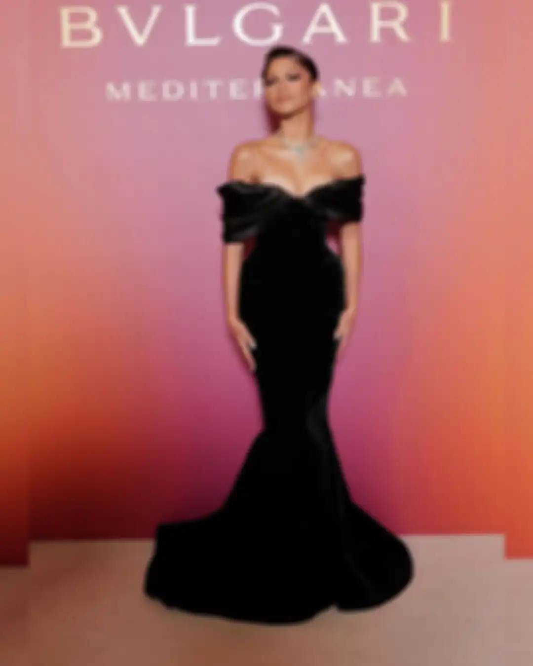 Outfit hitam Zendaya di acara BVLGARI Mediterranean